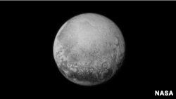 Pluto seperti terlihat dari New Horizons (11/7). Pesawat luar angkasa tak berawak melintasi Pluto dengan kecepatan 49.600 kilometer per jam (Foto: NASA/JHUAPL/SWRI)