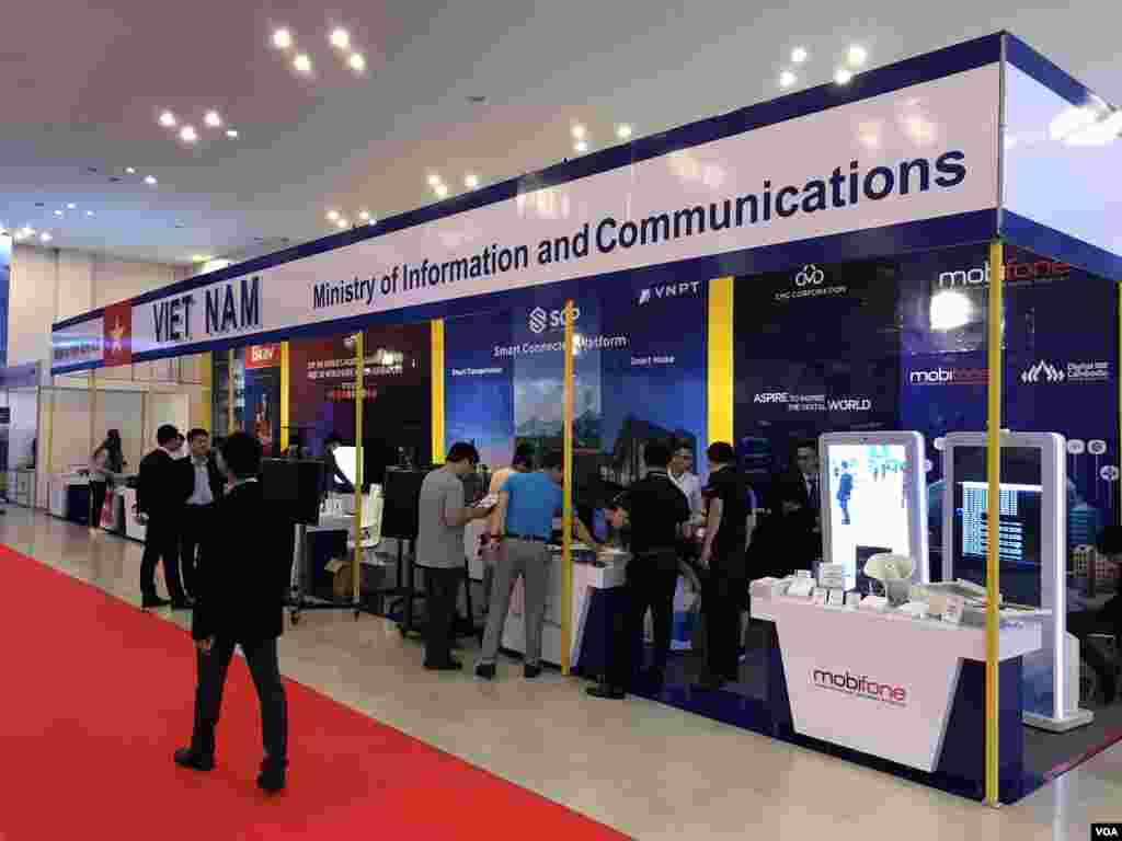 ពិព័រណ៍បច្ចេកវិទ្យាថ្នាក់ជាតិនិងទ្រង់ទ្រាយធំដំបូងបំផុតនៅកម្ពុជា ដែលមានរយៈពេលបីថ្ងៃ ឈ្មោះ &laquo;ឌីជីថលកម្ពុជា&raquo; Digital Cambodia ឆ្នាំ២០១៩ បានត្រូវបើកជាផ្លូវការដោយមន្ត្រីជាន់ខ្ពស់រដ្ឋាភិបាល នៅព្រឹកថ្ងៃសុក្រទី១៥ ខែមីនានេះ នៅសាលពិព័រណ៍កោះពេជ្រ ក្នុងរាជធានីភ្នំពេញ។ (សឹង សុផាត/VOA)