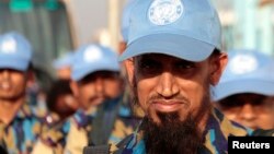 남수단 유엔 임무를 돕기 위해 주바 공항에 도착한 방글라데시 경찰들.이들은 폭력 사태로 발생한 난민 지원 업무를 맡는다.