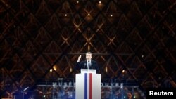 프랑스 대통령 선거에서 승리한 에마뉘엘 마크롱 당선자가 7일 파리 루브르 박물관 주변에서 열린 축하 집회에서 당선 소감을 밝히고 있다.