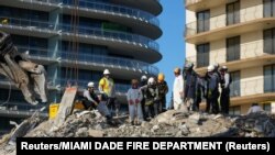 Spasioci pretražuju ruševinu zgrade (Foto: Reuters/MIAMI DADE FIRE DEPARTMENT)