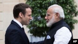 Le Premier ministre indien Narendra Modi, à droite, salue le président français Emmanuel Macron lors d’une rencontre au Palais de l’Elisée à Paris, France, 3 juin 2017. 