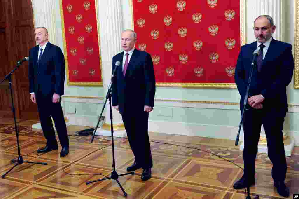 블라디미르 푸틴 러시아 대통령(중앙)과 일함 알리예프 아제르바이잔 대통령(왼쪽), 니콜 파쉬냔 아르메니아 총리가 지난 11월 러시아의 중재로 6주간 계속됐던 아르메니아-아제르바이잔 무력 충돌을 중단하는 휴전 협정에 서명한 뒤 처음으로 모스크바에서 합동기자회견을 했다. 