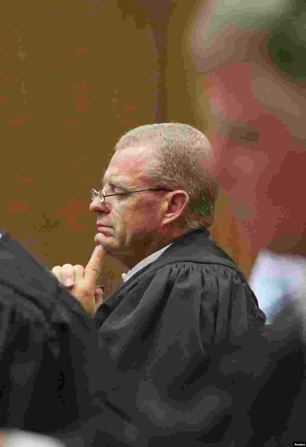 Brandon Liggons, 2, holds an image of Muhammad Ali during the funeral procession for the three-time heavyweight boxing champion in Louisville, Kentucky, U.S., June 10, 2016. REUTERS/Lucy Nicholson