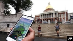 Layar ponsel seorang pemain Pokemon Go yang berjalan di luar gedung pemerintahan di Boston, Massachusetts.