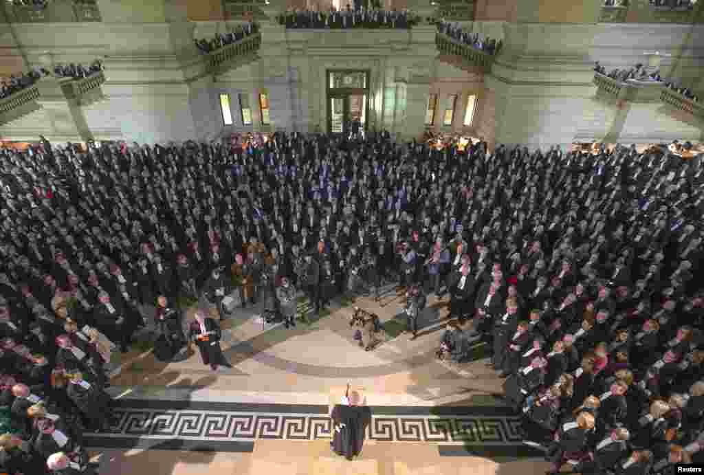 Para pengacara, hakim dan pegawai Departemen Kehakiman Belgia melakukan aksi protes di dalam Istana Kehakiman Brussels. Mereka memrotes kurangnya sumber daya pada institusi-institusi kehakiman di Belgia.