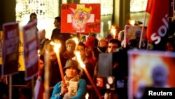 Para demonstran menolak kehadiran Presiden AS Donald Trump di World Economic Forum, dalam aksi di Jenewa, Swiss (23/1). 