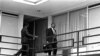 Le révérend Martin Luther King est photographié en train de marche sur la coursive du&nbsp;<em>Lorraine Motel</em> à Memphis, Tennessee, à peu près à l&#39;endroit où il a été abattu par un assassin caché. Cette photo a été prise le 3 avril 1968, la veille de la fusillade