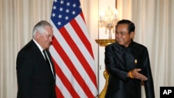 លោក Prayut Chan-ocha នាយក​រដ្ឋ​មន្ត្រី​ថៃ (ស្តាំ) និង​លោក Rex Tillerson រដ្ឋ​មន្ត្រី​ការបរទេស​អាមេរិក ក្នុង​កិច្ច​ប្រជុំ​មួយ​នៅ​ទីក្រុង​បាងកក ប្រទេស​ថៃ កាល​ពី​ថ្ងៃទី​៨ ខែ​សីហា។