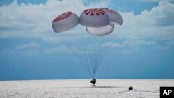 Wahana antariksa yang membawa empat orang turis mendarat di tengah Samudra Atlantik, di lepas pantai Florida, Sabtu, 18 September 2021.
