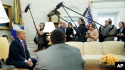 川普2018年2月9日在白宫见记者（美联社）