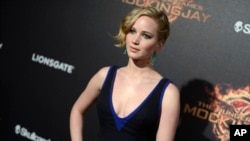 Aktris Jennifer Lawrence menghubungi pihak berwenang setelah foto-foto dirinya mulai beredar di Internet Minggu (31/8).