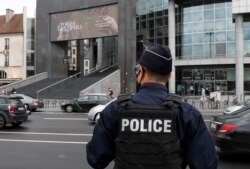 Seorang polisi Perancis berdiri di dekat Opera Bastille dekat kantor tabloid Charlie Hebdo di Paris, Perancis, 25 September 2020.