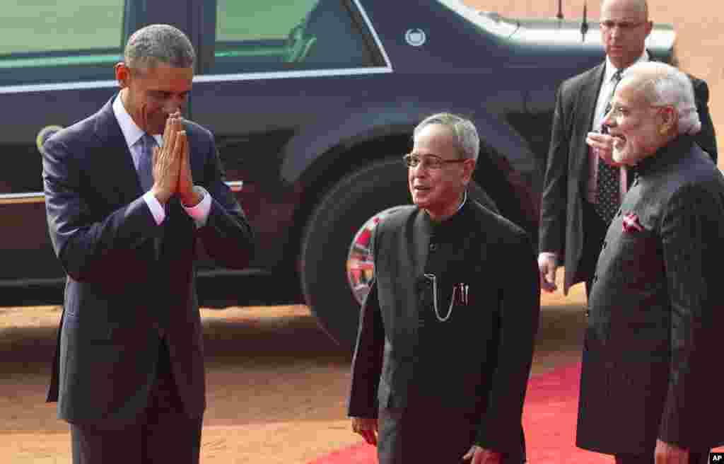 Presiden Barack Obama memberi isyarat salam khas India saat tiba di istana kepresidenan di New Delhi (25/1), disambut dengan tawa oleh Presiden India&nbsp;​Pranab Mukherjee, tengah, dan Perdana Menteri&nbsp;​Narendra Modi&nbsp;