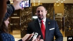 도널드 트럼프 전 미국 대통령 측근인 제이슨 밀러 전 선거대책본부 선임 고문이 취재진 질문에 답하고 있다. (자료사진)