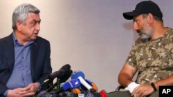 Premijer Jermenije Serš Sargasjan (L) i lider protesta Nikol Pašinijan tokom sastanka koji je brzo prekinut, 22. april 2018.