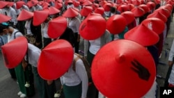 ក្រុម​គ្រូបង្រៀន​ដែល​ប្រឆាំង​នឹង​រដ្ឋប្រហារ​នៅ​ប្រទេស​មីយ៉ាន់ម៉ា ស្ថិត​ក្នុង​ឯកសណ្ឋាន​និងពាក់​​មួក​ប្រពៃណី​របស់​ពួកគេ ចូលរួម​ក្នុង​បាតុកម្ម​មួយ​នៅ​ទីក្រុង Mandalay នៃ​ប្រទេស​មីយ៉ាន់ម៉ា នៅ​ថ្ងៃពុធ ទី៣ ខែមីនា ឆ្នាំ២០២១។