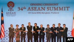 រូបឯកសារ៖ មេដឹកនាំ​ប្រទេស​នៃ​សមាគម​ប្រជាជាតិ​អាស៊ី​អាគ្នេយ៍ ឬ (អាស៊ាន) ចូលរួម​កិច្ច​ប្រជុំ​កំពូល​អាស៊ាន​លើក​ទី៣៤ នៅ​ក្នុង​ទីក្រុង​បាង​កក ​ប្រទេស​ថៃ​ ចាប់​ពីថ្ងៃ​ទី​២២ ដល់​ថ្ងៃ​ទី​២៣ ខែ​មិថុនា​ ឆ្នាំ២០១៩​ ក្រោម​មូលបទ​ «ជំរុញ​ភាព​ជា​ដៃ​គូ​សម្រាប់​ចីរភាព»។