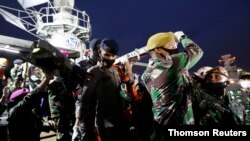 인도네시아 구조 당국이 추락한 스리위자야항공 여객기 파편 등을 일부 수거했다. 