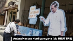 Seorang pria mencuci tangan di tempat cuci tangan untuk mencegah penyebaran Covid-19 di Yogyakarta, 30 Maret 2020. (Foto: Antara/Hendra Nurdiyansyaha/via REUTERS)