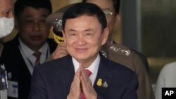 Mantan Perdana Menteri Thailand Thaksin Shinawatra tiba di bandara Don Muang di Bangkok, Thailand, 22 Agustus 2023. (Foto: AP)