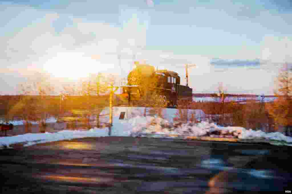 An old locomotive is a reminder of the period, from the 1930s to 1950s, when Salekhard was a gulag town. Thousands of prisoners died constructing what later became known as “The Railroad of Death”. (V. Undritz for VOA)