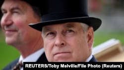 Pangeran Andrew dari Inggris tiba dengan kuda dan kereta pada peringatan hari perempuan di Inggris. (Foto: REUTERS/Toby Melville)