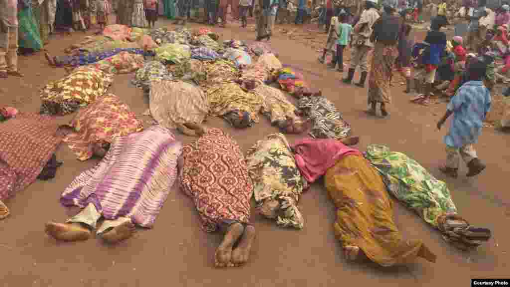 La communauté burundaise éprouvée montre ses morts sur la grande route non loin d&rsquo;une base de la Monusco, à Kamanyola, dans le Sud-Kivu, 16 septembre 2017.&nbsp;