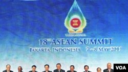 Para pemimpin ASEAN berpose bersama dalam KTT ke-18 yang berlangsung di Jakarta.