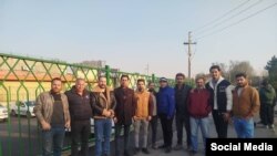 Milli fəallar Vəhid Əbhərini həbsxana qarşısında qarşılayıb. (Foto: “Demokratlar” Telegram kanalı)