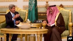 Menlu AS John Kerry (kiri) berbincang dengan Menlu Arab Saudi Pangeran Saud Al-Faisal bin Abdulaziz al-Saud, di Riyadh, Arab Saudi (3/11).