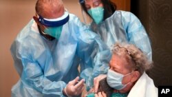 Margaret Dubois, 87 tahun, menerima vaksinasi Covid-19 di West Hartford, Connecticut, AS. (foto: ilustrasi)