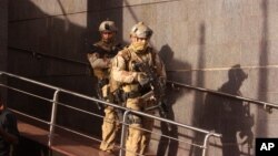 Des soldats quittent l'hôtel Radisson Blu après avoir libéré les otages, à Bamako, Mali, 20 novembre 2015