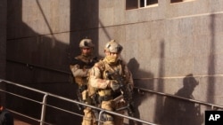 ទាហាន​ជាច្រើន​បាន​ចាកចេញ​ពី​សណ្ឋាគារ Radisson Blu បន្ទាប់​ពី​បាន​ជួយ​ទាហាន​របស់​ប្រទេស​ម៉ាលី ក្នុង​អំឡុងពេល​វាយប្រហារ​ដោយ​ខ្មាន់​កាំភ្លើង​នៅ​ក្នុង​សណ្ឋគារ​នោះ​នៅ​ក្នុង​ក្រុង​បាម៉ាកូ (Bamako) កាលពី​ថ្ងៃទី២០ ខែវិច្ឆិកា ឆ្នាំ២០១៥។