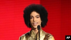 Dalam foto arsip 22 November 2015, Prince menyerahkan penghargaan album favorit soul/R&B di American Music Awards.