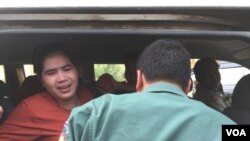 អ្នកស្រី ​ទេព​ វន្នី​ ត្រូវ​ក្រុម​សន្តិសុខ​ នាំ​ចូល​ក្នុង​រថយន្តនៅ​តុលាការ​កំពូល​ ​ឆ្ពោះ​ទៅកាន់​ពន្ធនាគារ​ព្រៃ​ កាលពី​​ថ្ងៃ​ទី​ ២៥​ ខែ​ មករា​ ឆ្នាំ​ ២០១៧។​ (ហ៊ុល រស្មី/VOA) 