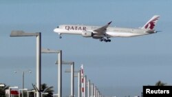 ARSIP – Sebuah pesawat Qatar Airways tampak di Doha, Qatar (foto: REUTERS/Stringer/Arsip)