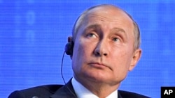 Presiden Rusia Vladimir Putin berbicara dalam forum ekonomi di Moskow hari Rabu (2/10).