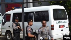 Ambulans berisi peti-peti mati bagi terpidana hukuman mati di pelabuhan di Cilacap, Jawa Tengah (28/4). (VOA/Nurhadi Sucahyo)