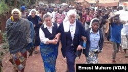 Les soeurs religieuses de Bukavu et la population affligés après l'assasinat de soeur Clara, à Bukavu, RDC, le 30 novembre 2016. (VOA/Ernest Muhero)