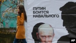 Poster bertuliskan "Putin takut pada Navalny" di jalan di Kirov, Rusia, Rabu, 16 Oktober 2013.