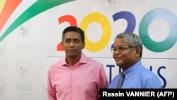 Le président sortant des Seychelles, Danny Faure (à gauche) et le président élu, Wavel Ramkalawan, posent pour une photo après les élections à Victoria, Seychelles, le 25 octobre 2020.