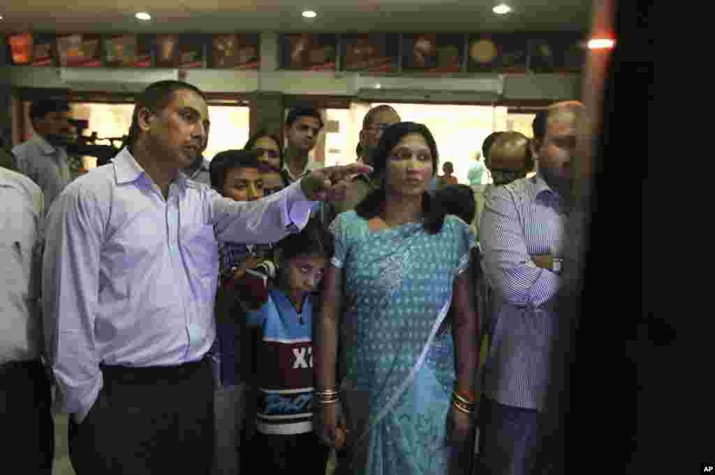 Indians watch the live telecast of the launch of Polar Satellite Launch Vehicle carrying India&#39;s Mars spacecraft from the east-coast island of Sriharikota, Nov. 5, 2013. 
