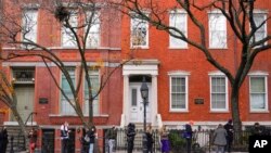 Para warga tampak mengantri untuk mendapat giliran tes COVID-19di salah satu lokasi tes dekat kampus New York University pada 16 Desember 2021. (Foto: AP/Seth Wenig)