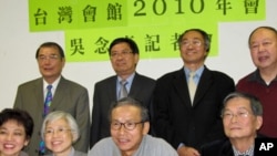 吴念真(中)为台湾会馆筹款担任主讲嘉宾