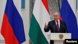 블라디미르 푸틴 러시아 대통령이 1일 빅토르 오르반 헝가리 총리와 회담 직후 기자회견에서 발언하고 있다. 