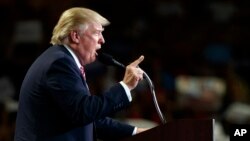 Kandidat presiden AS dari Partai Republik, Donald Trump, berbicara dalam kampanye di Kissimmee, Florida (11/8). (AP/Evan Vucci)