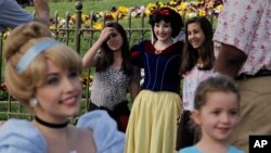 Para pengunjung berfoto dengan karakter-karakter Disney di Disneyland, Anaheim, California (22/1). (AP/Jae C. Hong)