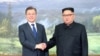 Le président sud-coréen Moon Jae-in et le leader nord-coréen Kim Jong Un lors du sommet de Panmunjom, en Corée du Nord, le 26 mai 2018.