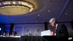 អភិបាល​រដ្ឋ​ Mississippi លោក​ Phil Bryant កំពុងមើល​ឯកសារ​ក្នុង​ពេល​បើក​អង្គ​ប្រជុំ​នៃ​សមាគម​អភិបាល​រដ្ឋ​ថ្នាក់​ជាតិ​ប្រចាំ​ឆ្នាំ (NGA​) នៅ​រដ្ឋ​ធានី​វ៉ាស៊ីនតោន កាល​ពីថ្ងៃ​ទី​២៥ ខែ​កុម្ភៈ។